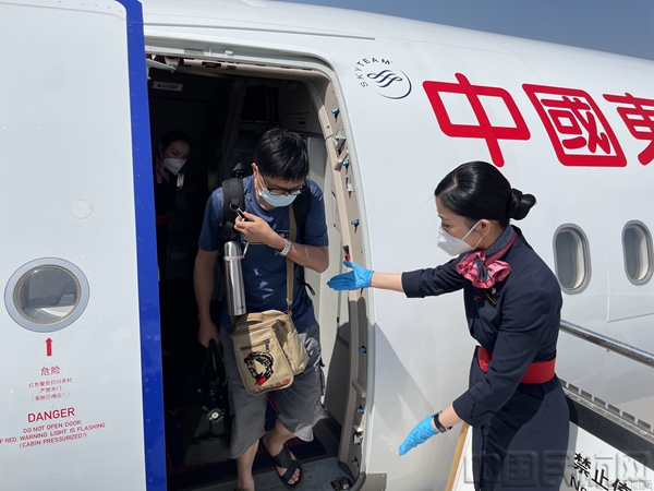 派驻西部暑运热门航点的东航客舱部空乘服务旅客-2-东航供图.jpg 派驻西部暑运热门航点的东航客舱部空乘服务旅客-2-东航供图.jpg