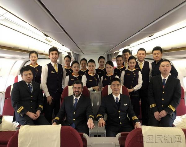图三 袁方执行航班机组合照.jpg 图三 袁方执行航班机组合照.jpg