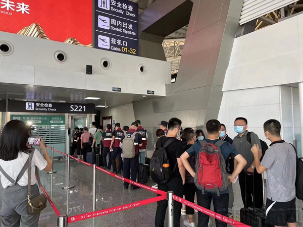 附图3：海南航空开辟绿色通道护送医疗队员顺利出行.jpg