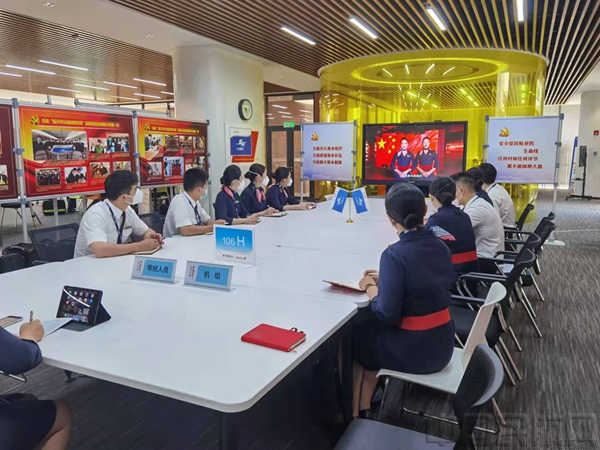 通过多种方式开展的东航客舱常态化思政课-东航客舱供图.jpg 通过多种方式开展的东航客舱常态化思政课-东航客舱供图.jpg