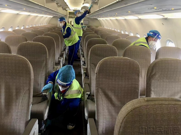 东航客舱清洁人员为飞机客舱做深度清洁-东航供图.jpg