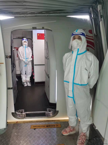 附图:海南航空机组在迎接旅客.jpg