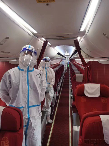 附图:海南航空机组在迎接旅客 (2).jpg