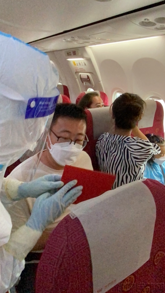 附图:海南航空机组给过生日旅客准备生日贺卡.jpg