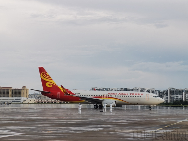 附图:海南航空承运首批滞留三亚旅客返回西安.jpg