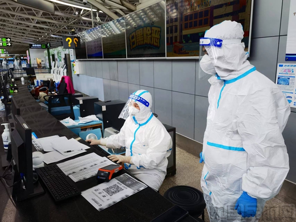 附图:海南航空地服工作人员正在为旅客办理值机手续.jpg