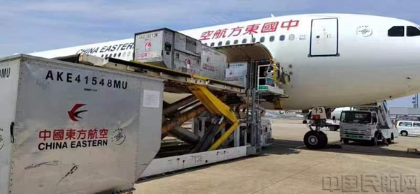 东航装卸团队在中午冒着高温高效完成驰援三亚上海医疗队的行李装载-东航供图.jpg 东航装卸团队在中午冒着高温高效完成驰援三亚上海医疗队的行李装载-东航供图.jpg
