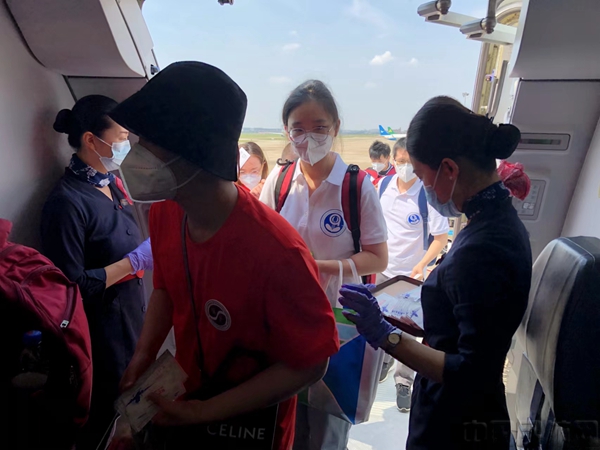 东航空乘迎接援琼医护人员登机-东航供图.jpg 东航空乘迎接援琼医护人员登机-东航供图.jpg