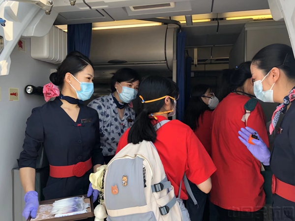 东航空乘迎接援琼医护人员登机-2-东航供图.jpg 东航空乘迎接援琼医护人员登机-2-东航供图.jpg