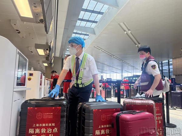 东航地面服务部安排专门人员,保障医护人员值机-东航供图.jpg 东航地面服务部安排专门人员,保障医护人员值机-东航供图.jpg