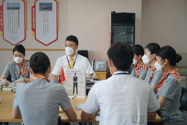 金鹏航空抽调业务骨干、组成临时党小组,执飞航班-金鹏供图.jpg 金鹏航空抽调业务骨干、组成临时党小组,执飞航班-金鹏供图.jpg