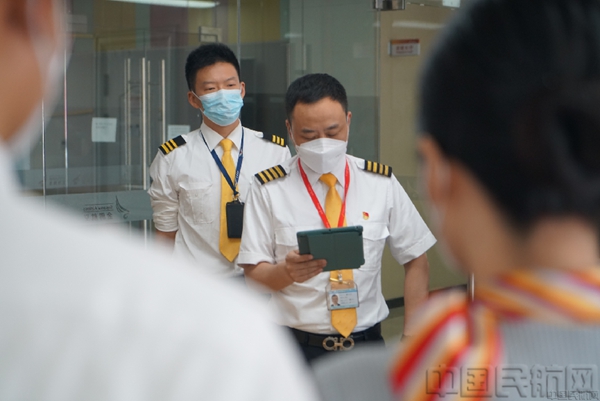 金鹏航空抽调业务骨干、组成临时党小组,执飞航班-2-金鹏供图.jpg 金鹏航空抽调业务骨干、组成临时党小组,执飞航班-2-金鹏供图.jpg