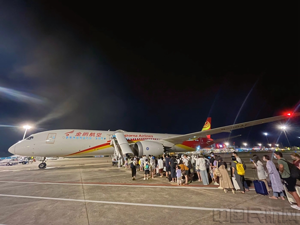 旅客在三亚机场登机返沪-金鹏供图.jpg 旅客在三亚机场登机返沪-金鹏供图.jpg