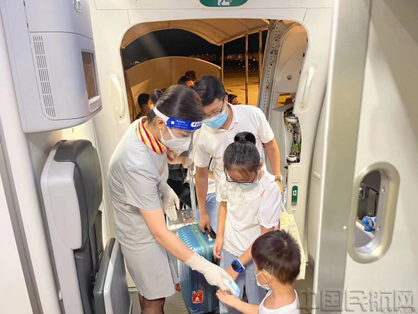 旅客在三亚机场登机返沪-2-金鹏供图.jpg 旅客在三亚机场登机返沪-2-金鹏供图.jpg