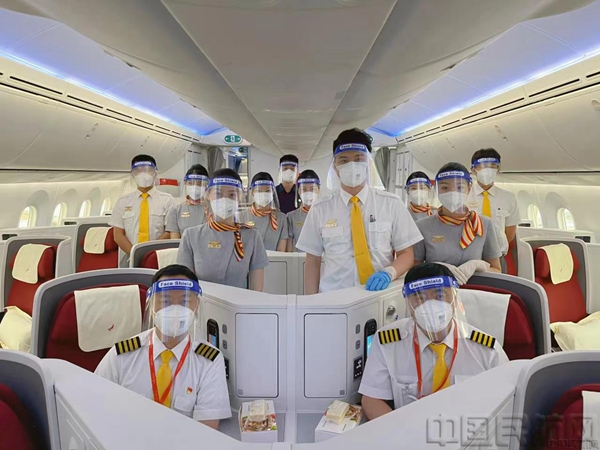 金鹏航空抽调优秀业务骨干执飞航班-金鹏供图.jpg 金鹏航空抽调优秀业务骨干执飞航班-金鹏供图.jpg