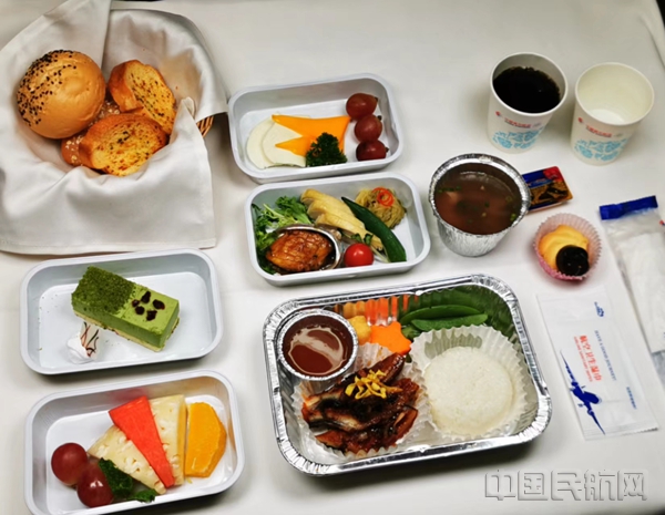 升级上新的“云上食·焕”-东航供图_副本.jpg 升级上新的“云上食·焕”-东航供图_副本.jpg