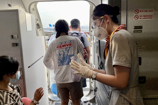 图:乘务员护送返陕旅客下机.jpg 图:乘务员护送返陕旅客下机.jpg
