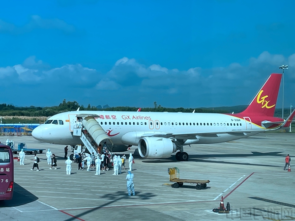 图 8月14日，北部湾航空GX8862海口-南宁航班搭载首批广西滞留海南旅客返回南宁.jpg