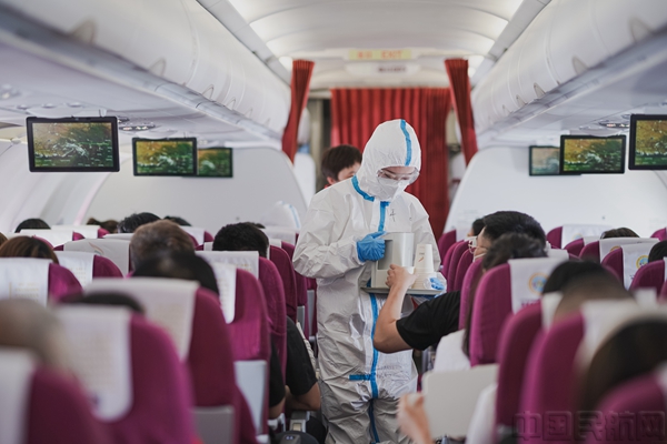 “全副武装”的乘务员为旅客提供客舱服务.jpg “全副武装”的乘务员为旅客提供客舱服务.jpg