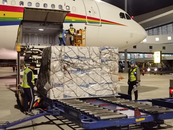 争分夺秒运输防疫物资.jpg 争分夺秒运输防疫物资.jpg