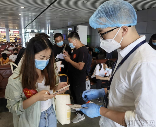 地服人员协助旅客填报防控信息.jpg 地服人员协助旅客填报防控信息.jpg