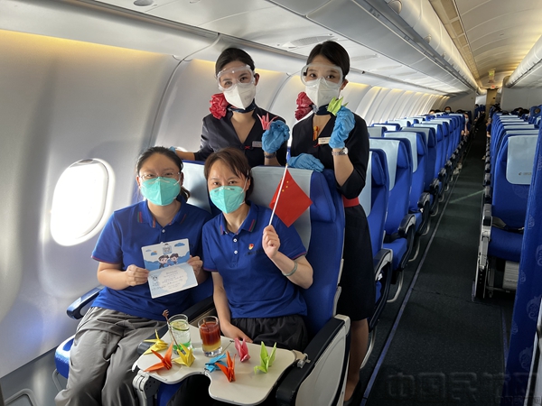 东航乘务组为返程时恰逢生日的医护人员送上问候-东航供图.jpg