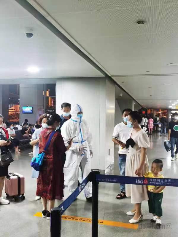 图2 组织滞留旅客有序登机1
