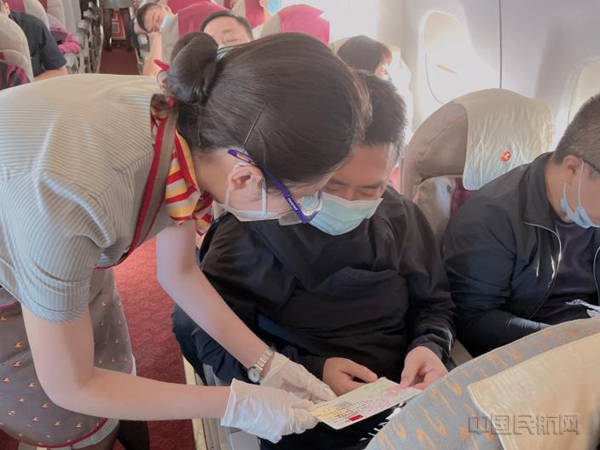 图二 乘务员机上讲解食品安全法1