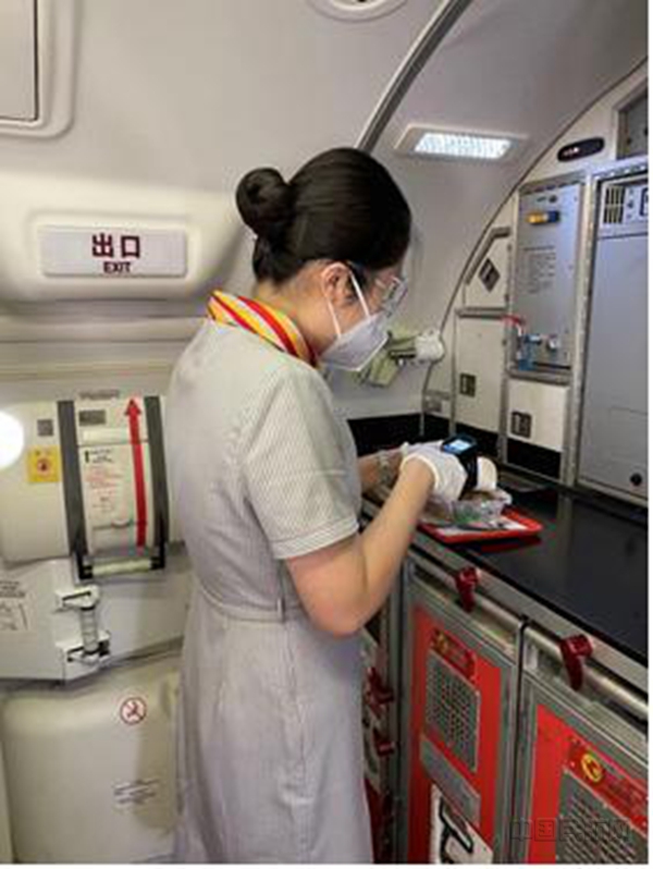 图四 乘务员对机上餐食逐一测温4