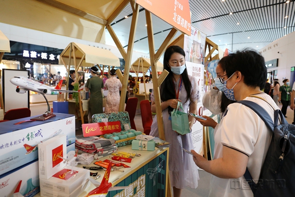 图 旅客在北部湾航空“东盟市集”购买纪念品(2)4