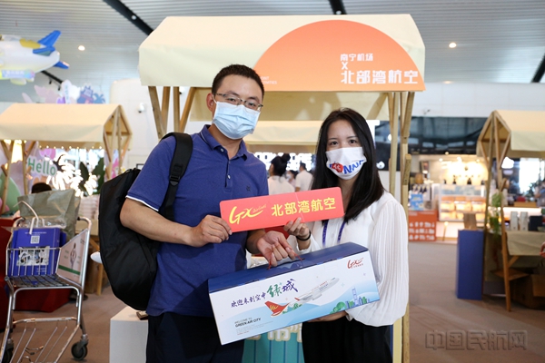 图 旅客在北部湾航空“东盟市集”购买纪念品5