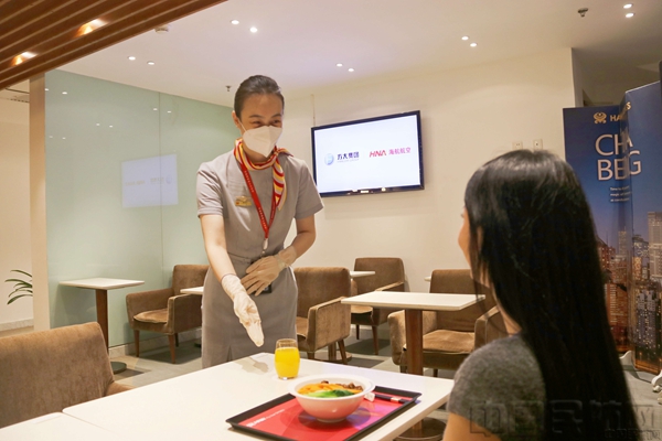附图9:北京海翼轩贵宾室服务人员为旅客提供服务.jpg