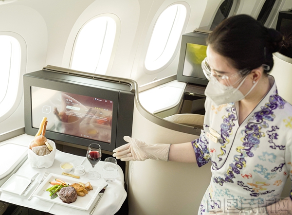 附图3:乘务员为旅客提供精致美味的机上餐食.jpg