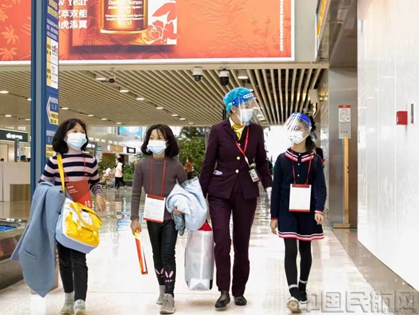 附图8:海航地服人员用心服务无陪儿童.jpg