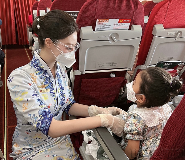 附图4:乘务员为小旅客提供细致温暖的空中服务.jpg