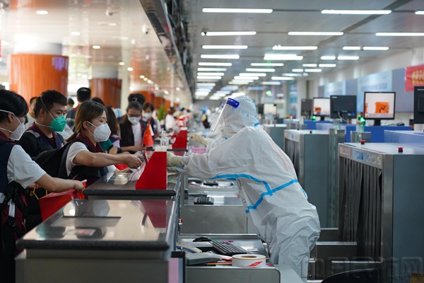 附图6:地服人员为援琼医护人员提供细致周到的服务.jpg