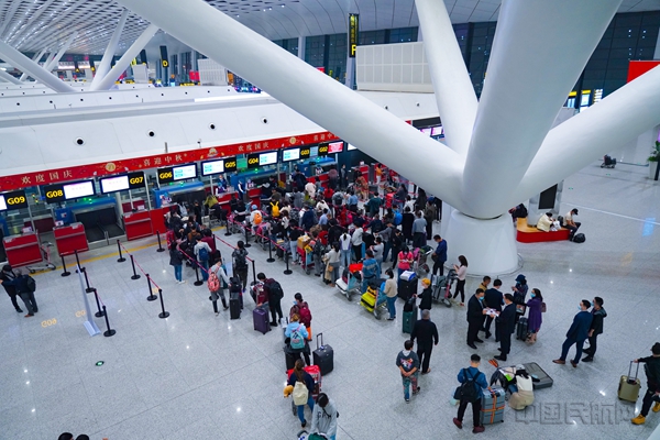 图为吉祥航空旅客在郑州新郑国际机场办理国际与地区方向航班行李托运手续资料图2