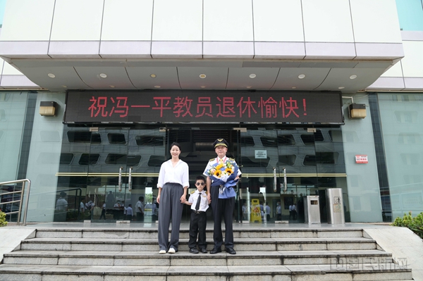 附图7:冯一平教员与女儿、外孙合影(吴洪宽 摄)7