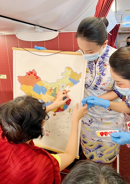 附图7:旅客用爱心国旗贴纸凝聚“中国红爱心地图”.jpg