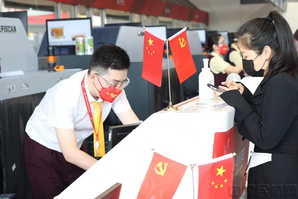 附图1:十一期间,海南航空地面服务人员为旅客办理值机手续.jpg