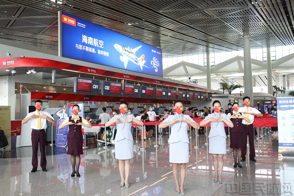 附图3:海南航空地服人员在海口美兰机场T2候机楼快闪舞蹈.jpg