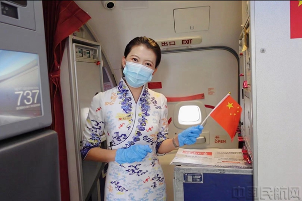 附图4:海南航空乘务员在机舱门口迎接旅客.jpg