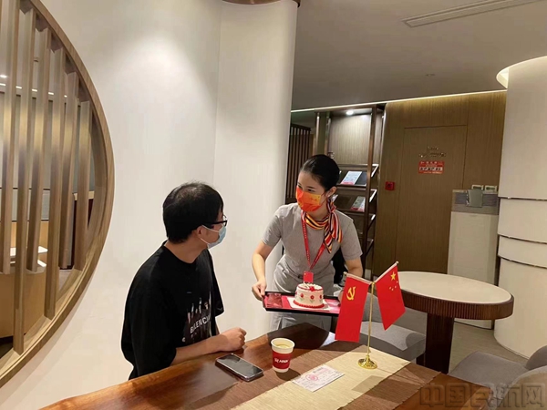 附图6:10月1日当天,杭州贵宾室服务员邀请旅客一起为祖国庆生.jpg