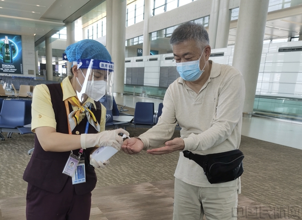 附图7:国庆期间,海南航空浦东机场场站为旅客进行手部消毒.jpg