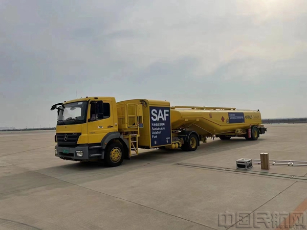中国首套可持续航空燃料工业装置实现规模化生产后的首批产品，将用于调机飞行-东航供图.jpg