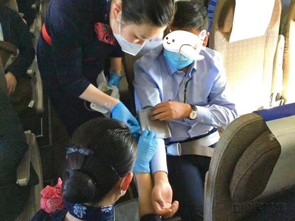 乘务组协助医护人员进行初步检查1