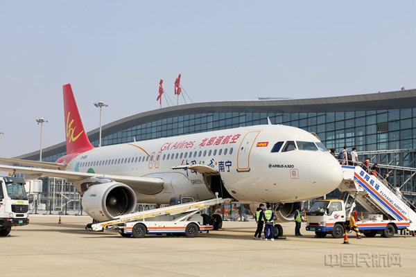 图 北部湾航空A320飞机抵达阜阳机场1