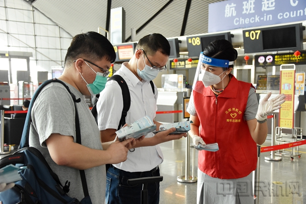 图 北部湾航空志愿者在南宁机场为旅客服务6