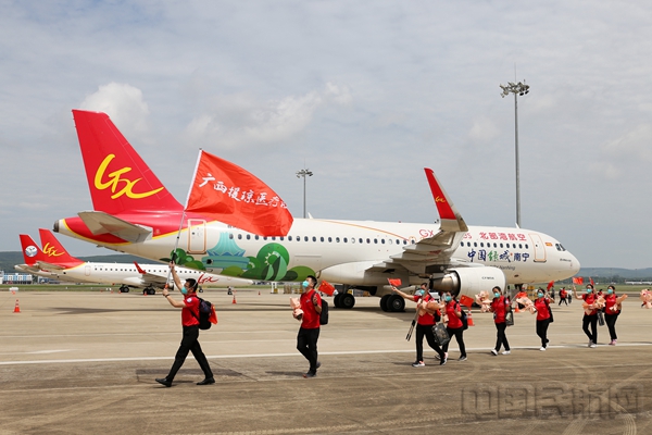 图 广西援琼医疗队乘坐北部湾航空航班抵达南宁7
