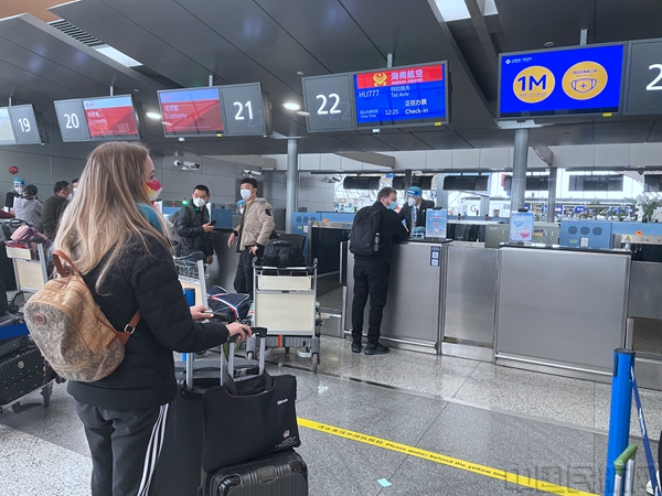 附图1:旅客有序办理值机手续(黄梦圆 摄)